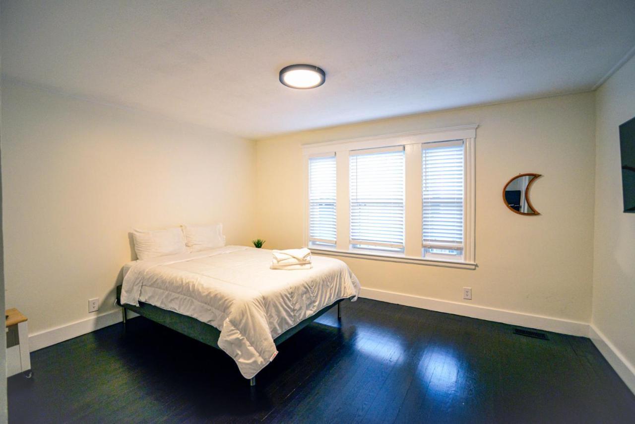 Modern Two Bedroom Condo - Boston Stoneham Экстерьер фото
