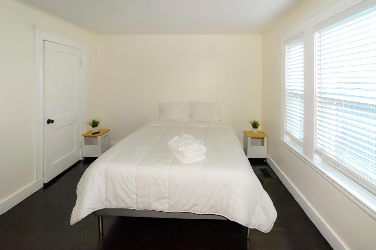Modern Two Bedroom Condo - Boston Stoneham Экстерьер фото