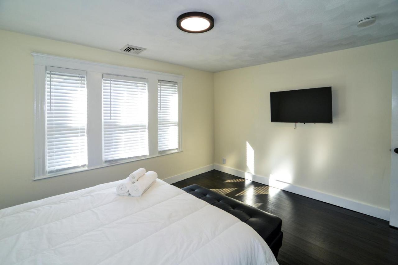 Modern Two Bedroom Condo - Boston Stoneham Экстерьер фото
