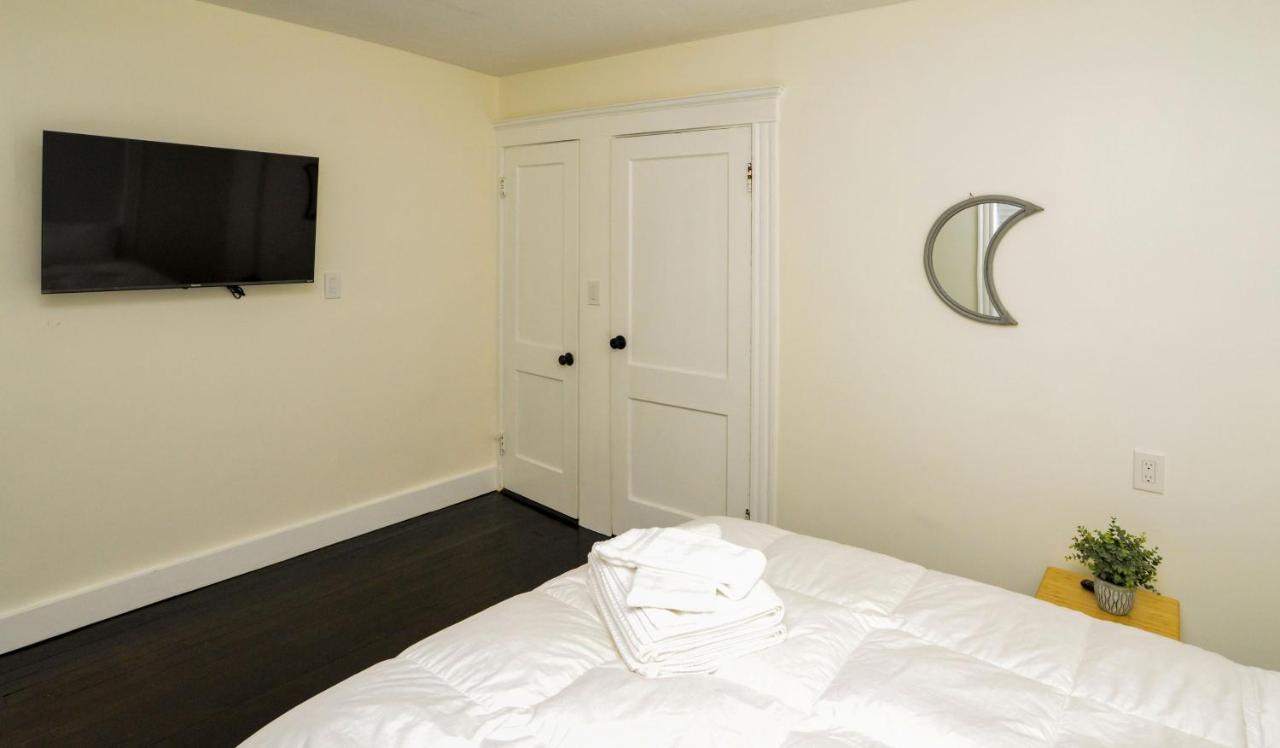 Modern Two Bedroom Condo - Boston Stoneham Экстерьер фото