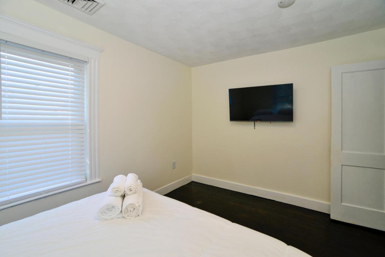 Modern Two Bedroom Condo - Boston Stoneham Экстерьер фото
