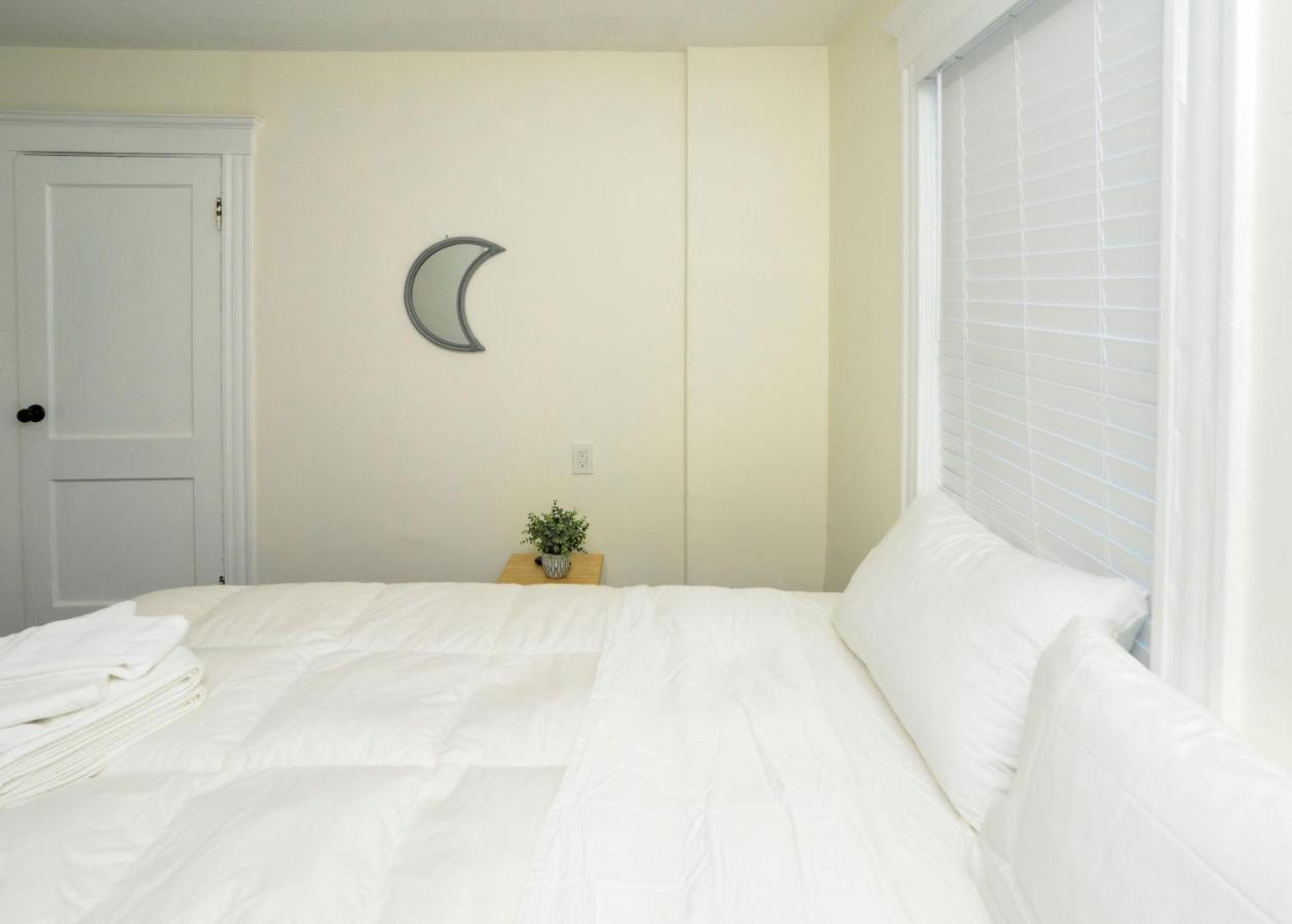 Modern Two Bedroom Condo - Boston Stoneham Экстерьер фото
