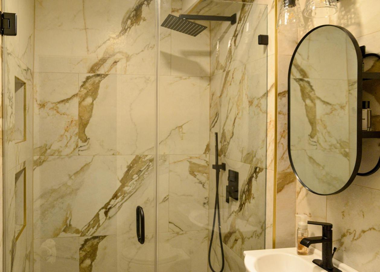Modern Two Bedroom Condo - Boston Stoneham Экстерьер фото